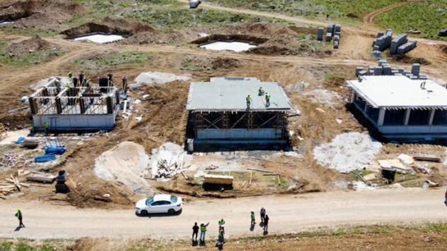 11 İlde, 505 köyde 40 bin ev, 5 bin ahırın inşası devam ediyor