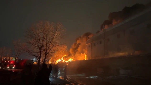 11 saattir süren fabrika yangınına müdahale ediliyor