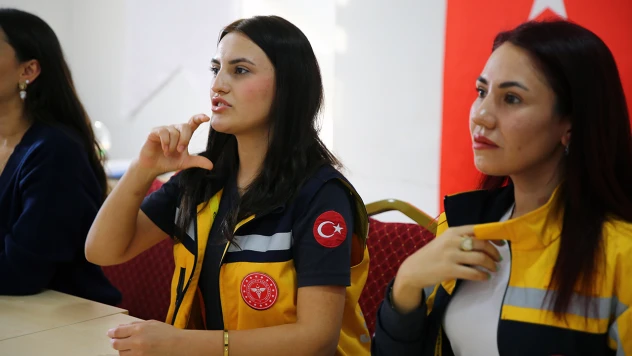 112 personeli engellere takılmamak için işaret dili öğreniyor
