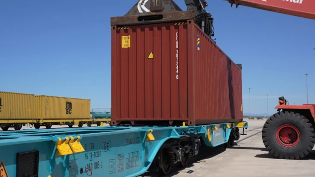 127 yeni nesil milli yük vagonu raylara indirildi