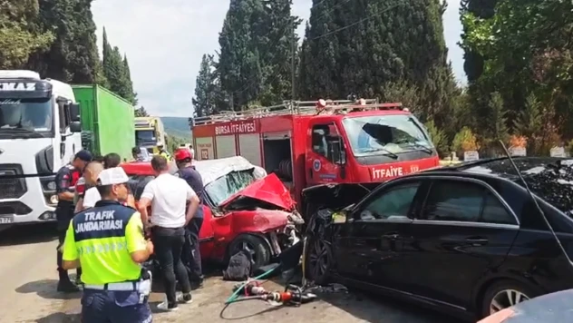 2 otomobil çarpıştı, 1 kişi öldü, 7 kişi yaralandı