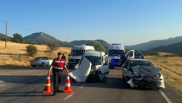 2 otomobilin çarpıştığı kazada 1 kişi öldü, 9 kişi yaralandı