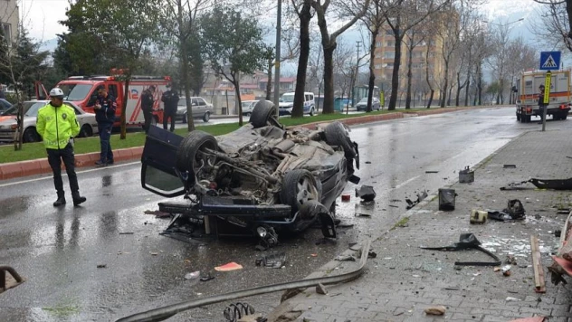 Kahramanmaraş'ta trafik kazası, takla atan otomobilden sağ kurtuldular