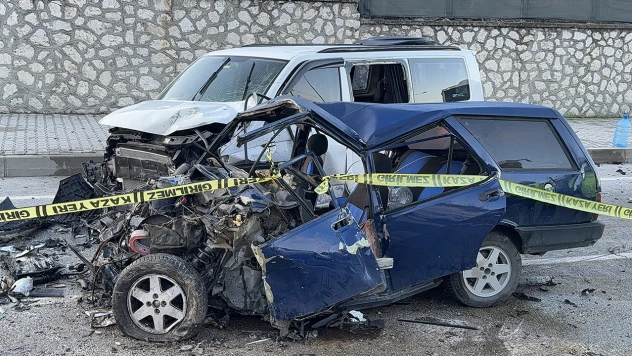 3 aracın karıştığı bu kazada 2 kişi hayatını kaybetti
