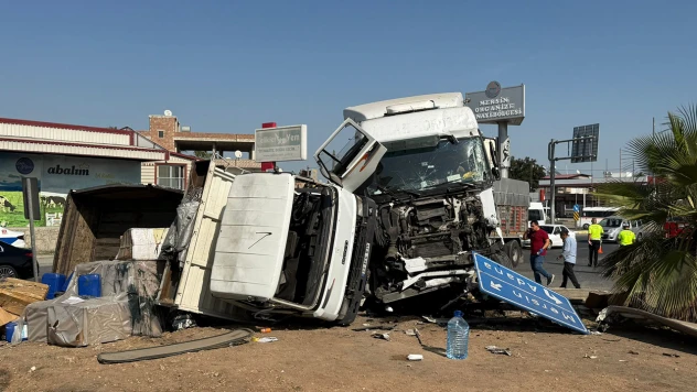 3 aracın karıştığı zincirleme kazada 2 kişi yaralandı