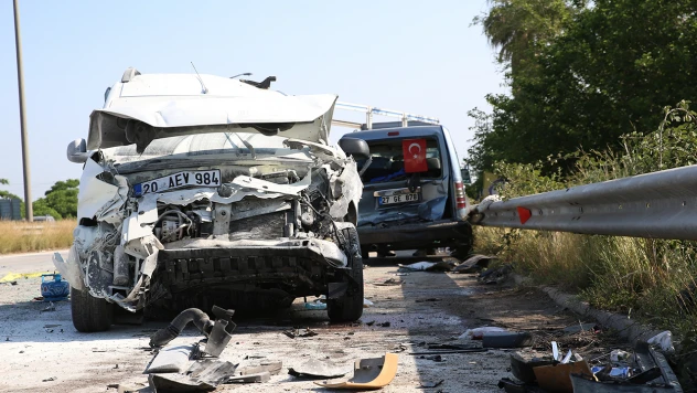 4 aracın karıştığı trafik kazasında 1 kişi öldü, 10 kişi yaralandı