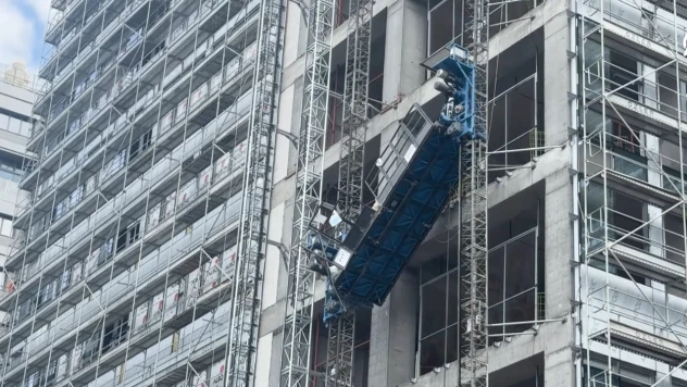 4 işçi inşaat asansöründe asılı kaldı