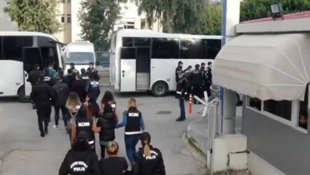 49 Göçmen kaçakçısı ve 142 düzensiz göçmen yakalandı