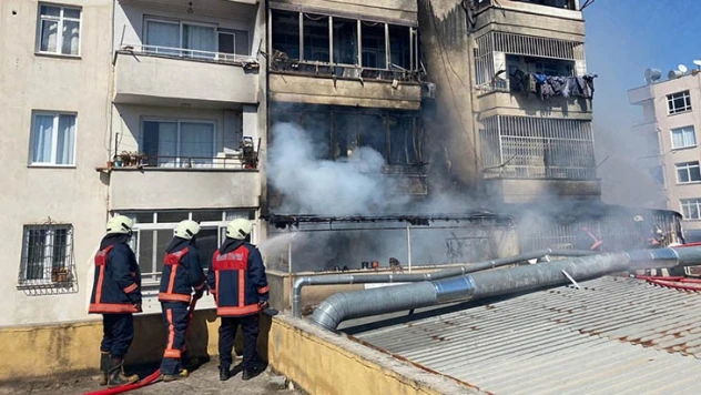 5 katlı apartmanda çıkan yangına müdahale ediliyor