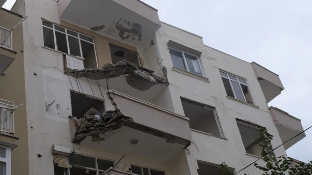 5 katlı atıl binadaki 2 dairenin balkonları çöktü