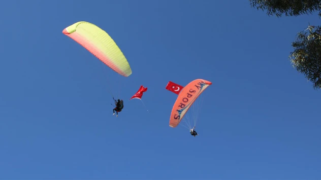 50 paraşütçü Türk bayraklarıyla atlayış yaptı