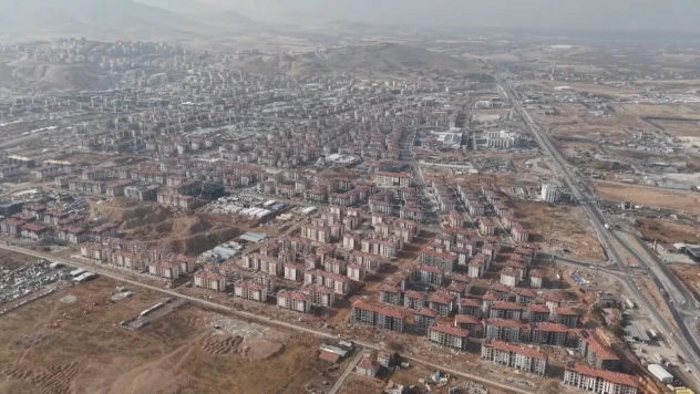 6 Şubat depremlerinde etkilenen şehirler küllerinden yeniden doğuyor