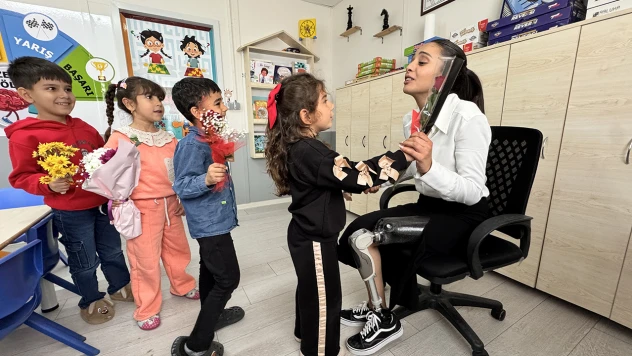 6 Şubat'ta ayağını kaybeden Sena öğretmen yeniden gülmeye başladı