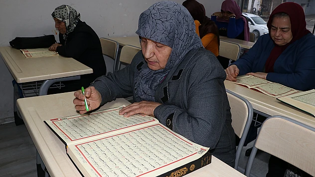 70 yaşında Hamide teyze, azmiyle Kur'an okumayı başardı