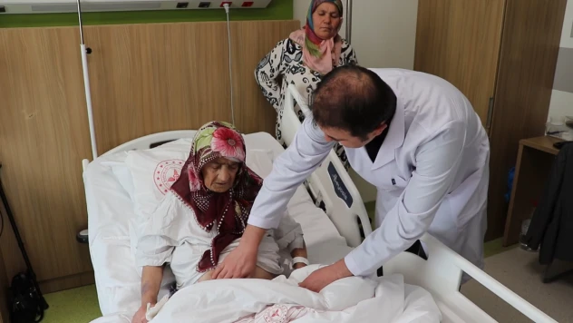 87 yaşındaki kadının karnından 4,5 kilogram tümör çıkarıldı