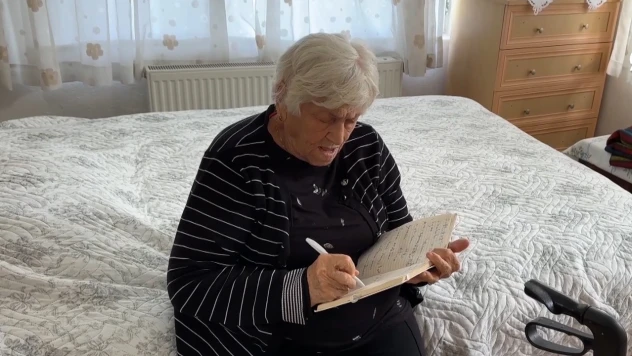 97 yaşındaki Hanife teyze 30 yıldır günlük tutuyor