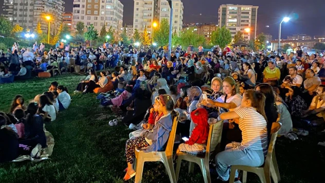 Açık hava sineması etkinliğine yoğun ilgi