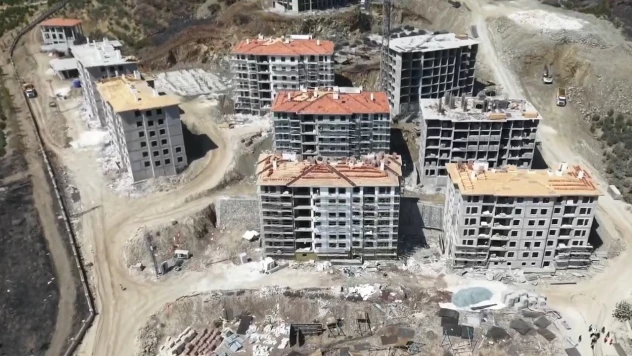 Afet konutları ve sosyal donatı alanlarının yapımı sürüyor