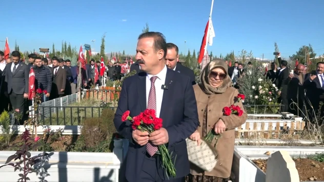 Ağıralioğlu, Deprem Şehitliği'ni ziyaret etti