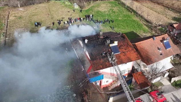 Ahırda başlayan yangın 2 katlı evin çatısına sıçradı