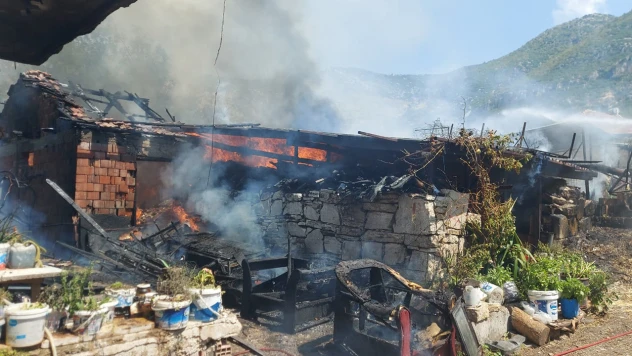 Ahırda çıkan ve eve sıçrayan yangında 6 kişi dumandan etkilendi