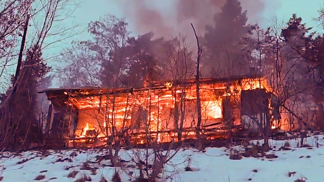 Ahşap ev alev alev yandı