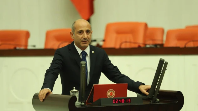 Ali Öztunç'tan, İrfan Karatutlu'ya, 'Sırtımızda taşıdık, milletvekili yaptık'