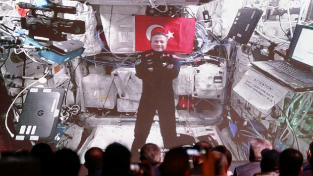 Alper Gezeravcı'dan uzayda TEKNOFEST pozu