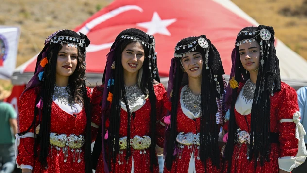 Anadolu kadınları yöresel kıyafetleriyle Malazgirt Zaferi kutlamalarını renklendirdi