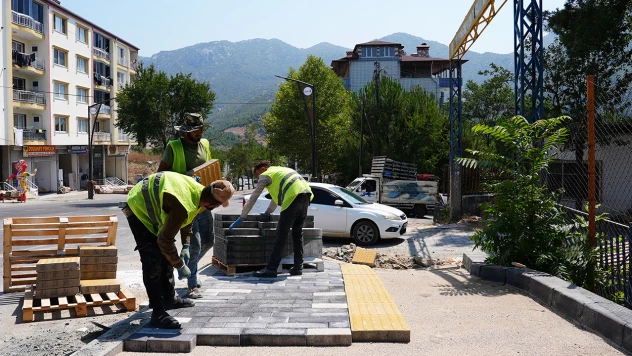 Andırın'ın prestij caddesinin yürüyüş yolları da yenileniyor