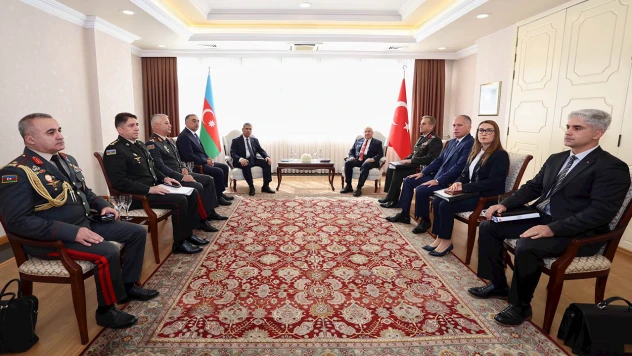 Ankara'da üçlü savunma toplantısı