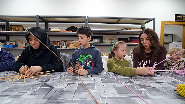 Anne ve çocuklar rattan atölyesinde birlikte üretti