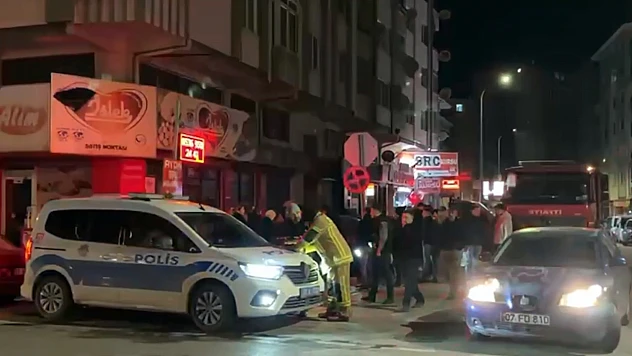 Apartman dairesinde yangın çıktı! 5 kişi hastaneye kaldırıldı