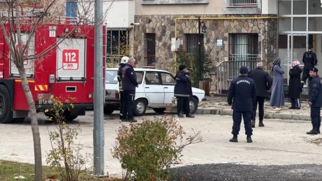 Apartman dairesinde yangın! Çok sayıda kişi zehirlendi