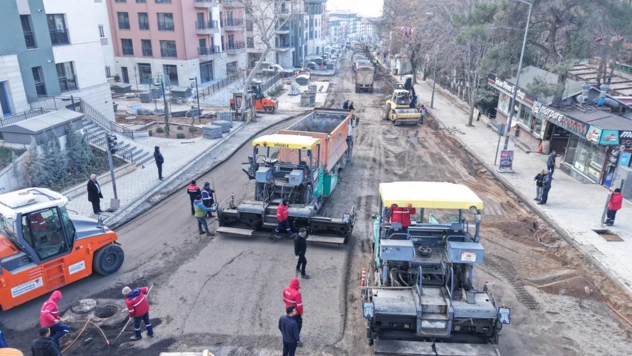 Arterlerde asfalt öncesi zemin hazırlıkları gerçekleştiriliyor
