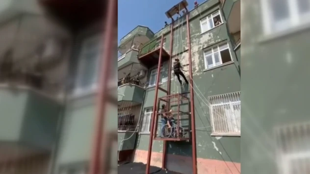Asansörde mahsur kalan anne ve engelli oğlu kurtarıldı