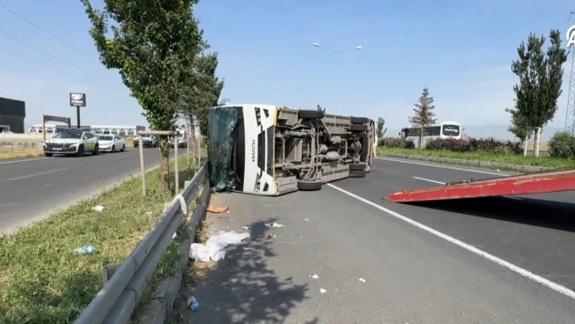 Askeri personel servisi devrildi! 13 yaralı