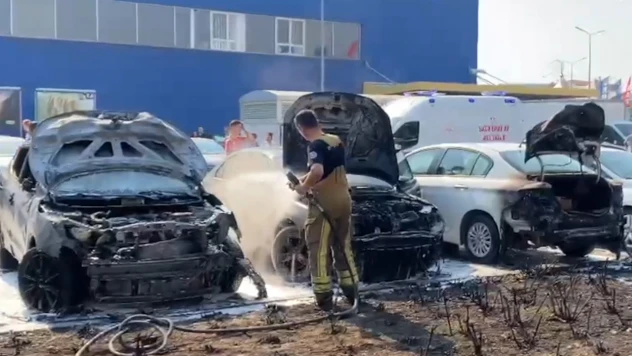 AVM otoparkında çıkan yangında 8 araç zarar gördü