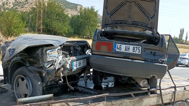 Aydınlatma direğine çarpan otomobil ikiye bölündü