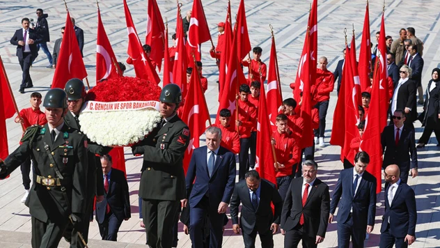 Bakan Bak ile beraberindeki heyet Anıtkabir'i ziyaret etti