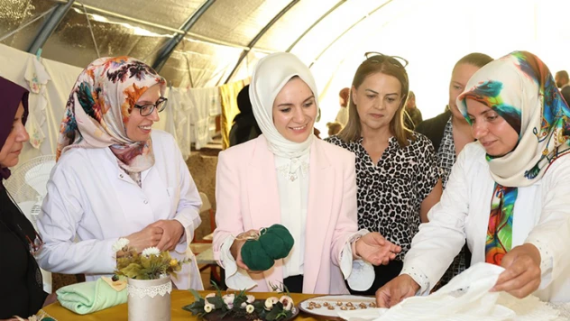 Bakan Göktaş, depremzedelerle bir araya geldi