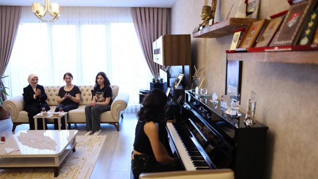 Bakan Göktaş'tan şehit kızına sürpriz ziyaret