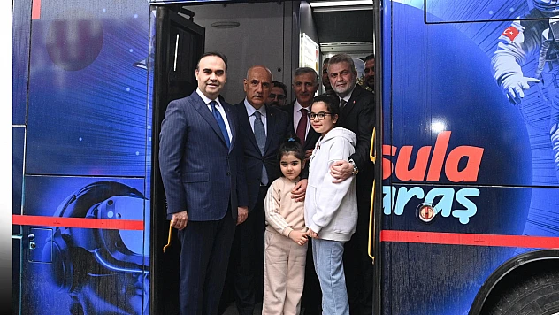 Bakan Kacır'dan Büyükşehir'in Bilim Otobüsü'ne övgü