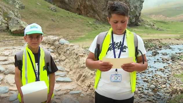 Bakan Kurum'dan yayladaki çöpleri toplayan iki kardeşe teşekkür