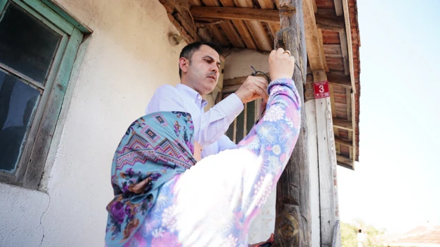 Bakan Kurum, Sındırgı depreminde hasar gören köyleri ziyaret etti