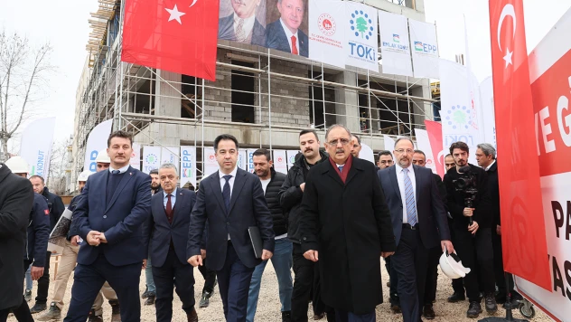 Bakan Özhaseki, evini yerinde yeniden yapan aileyi ziyaret etti