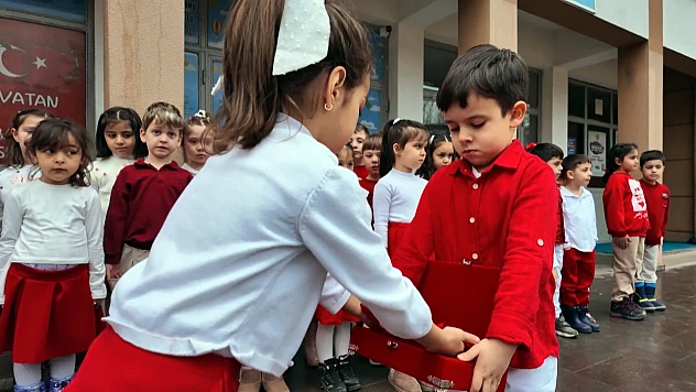 Bakan Tekin, anaokulu öğrencilerinin bayrak sevgisini paylaştı