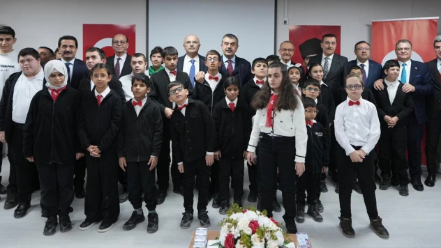 Bakan Tekin, Beyaz Baston Görme Engelliler Haftasında öğrencilerle bir araya geldi