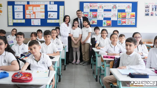 Bakan Tekin, sınıf başkanı seçilen öğrencinin vaadini yerine getirdi