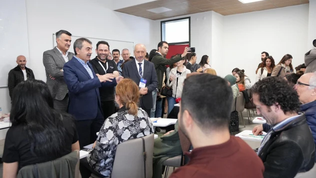 Bakan Tekin, zekâ ve yetenek kongresindeki atölyeleri ziyaret etti